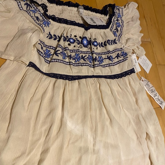 Taylor and Sage off the shoulder shirt - Picture 2 of 6